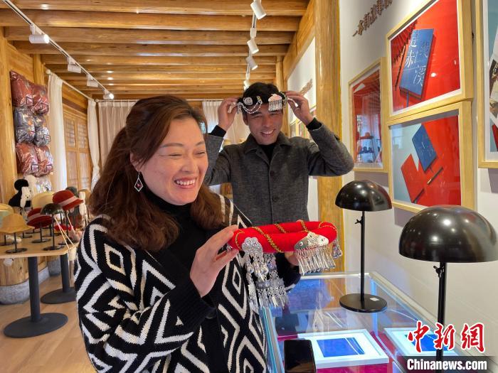 資料圖：鐘麗眉展示文創(chuàng)產(chǎn)品?！×执阂?攝