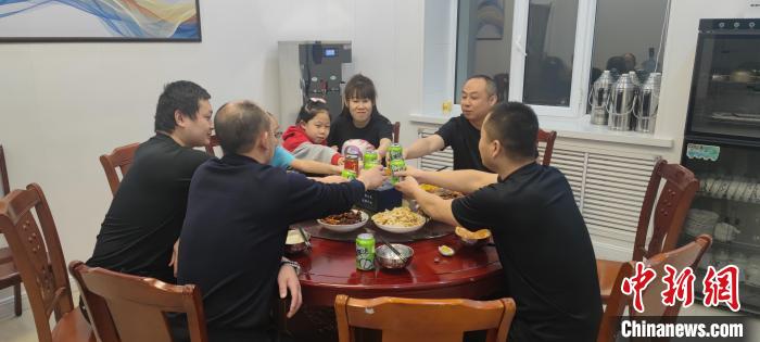 圖為恩和哈達(dá)邊境派出所的年夜飯?！《骱凸_(dá)邊境派出所供圖