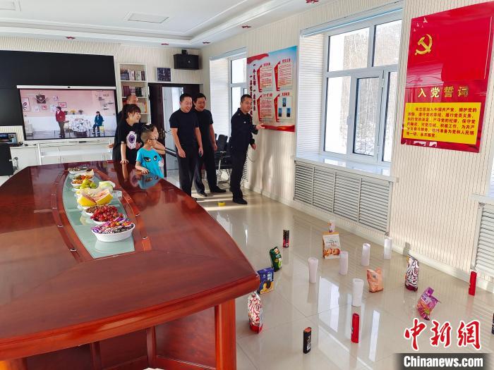 圖為恩和哈達(dá)邊境派出所民警和家屬玩套圈?！《骱凸_(dá)邊境派出所供圖
