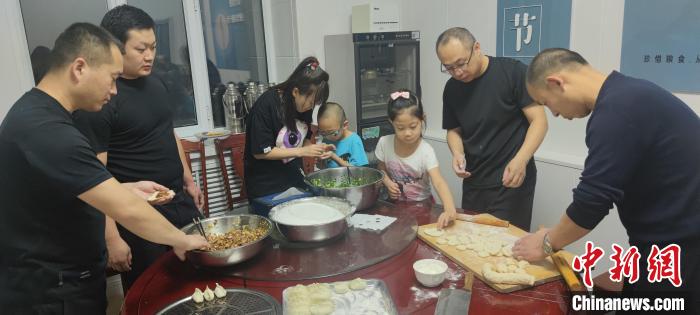 圖為恩和哈達(dá)邊境派出所民警和家屬一起包餃子。　恩和哈達(dá)邊境派出所供圖
