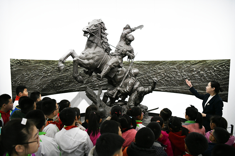 2019年4月4日，在東北烈士紀(jì)念館，學(xué)生們在聽講解員講解。